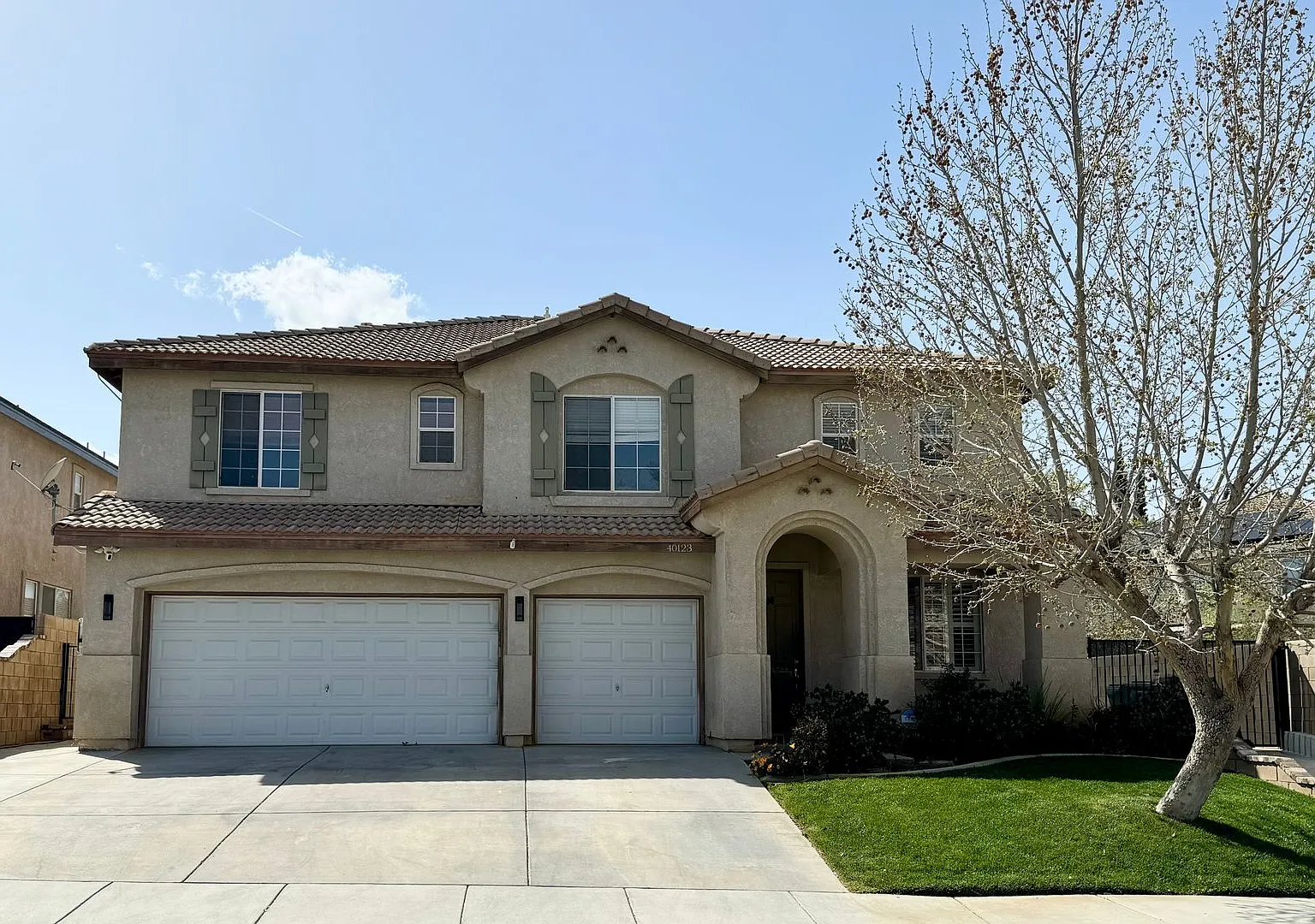 Spacious 6 bedroom home — Photo 1