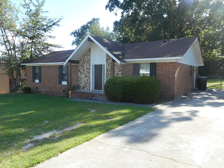 2825 Crosscreek Rd — Photo 2