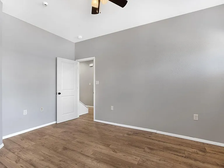 710 W Walnut St — Photo 3