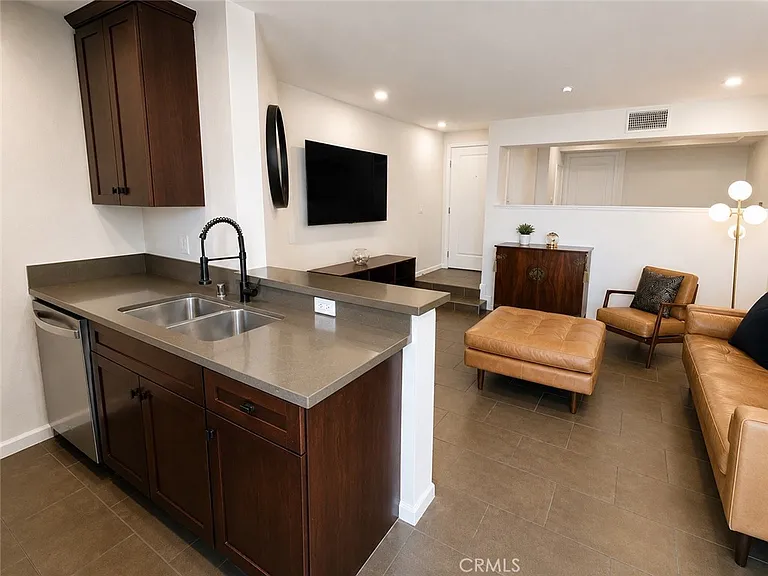 7320 Hawthorn Ave #318 — Photo 8