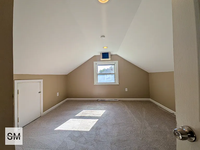 127 N Huron Dr — Photo 25