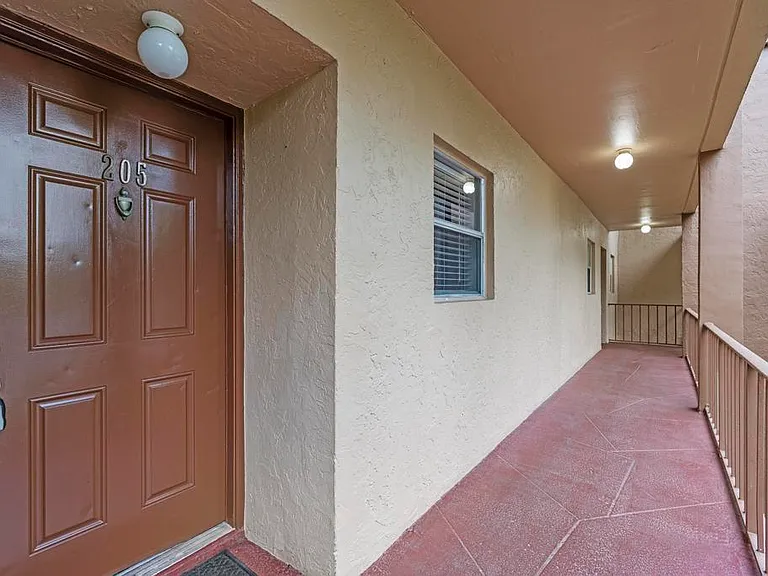 120 Sparrow Dr #205 — Photo 2
