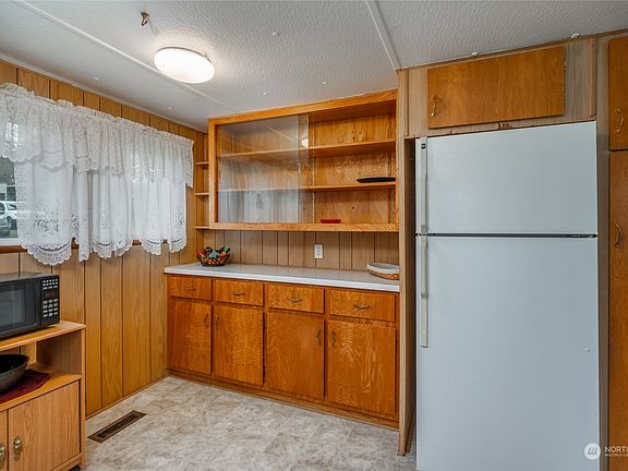 5th image of 1361 NE Goldie Street #10