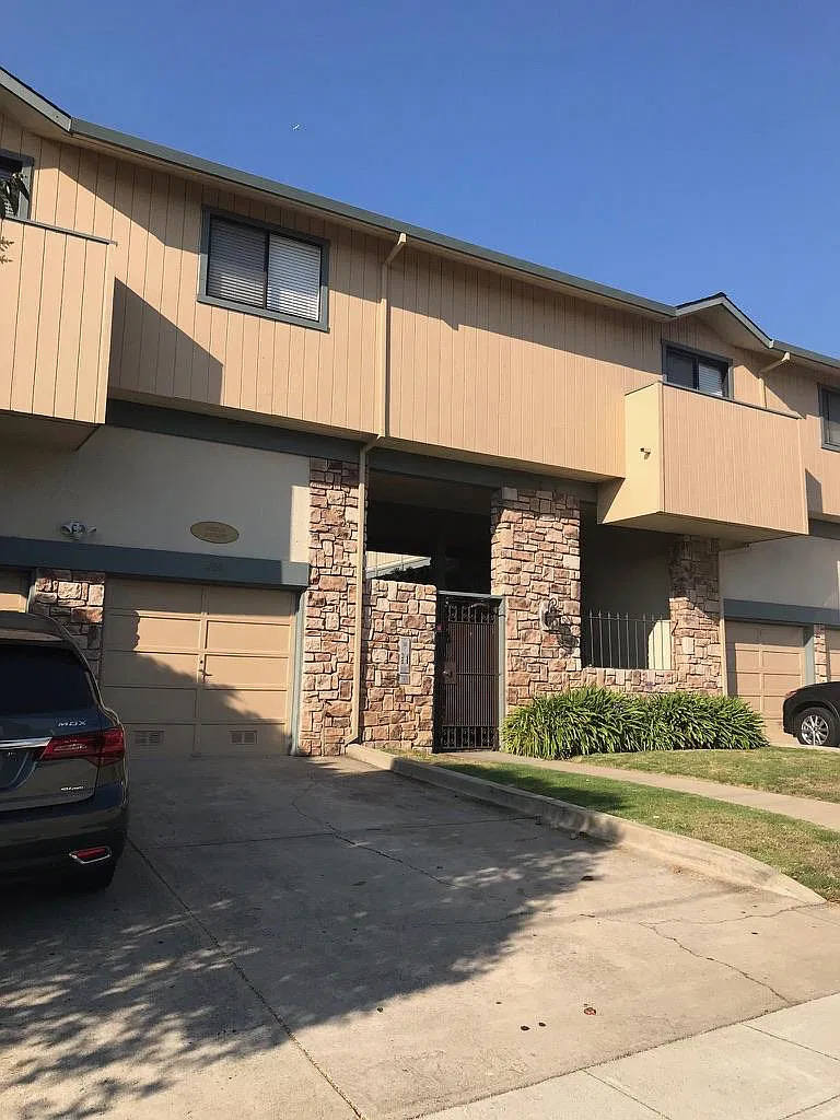 2 bed, 900 sqft, $2,995 — Photo 3