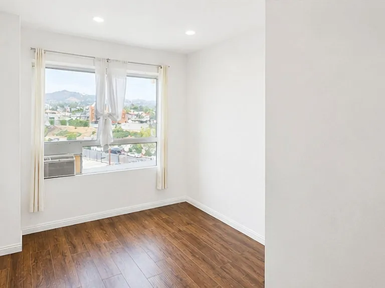 5425 Santa Monica Blvd Classic Hollywood Charm with Modern Convenience — Photo 12