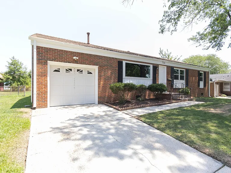 724 Lucas Creek Rd — Photo 3