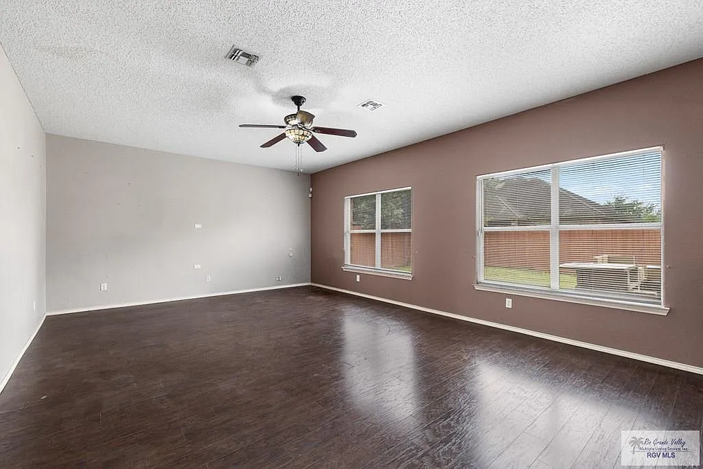 5 bed, 3.0 bath, 3324 sqft, $3,200 — Photo 4