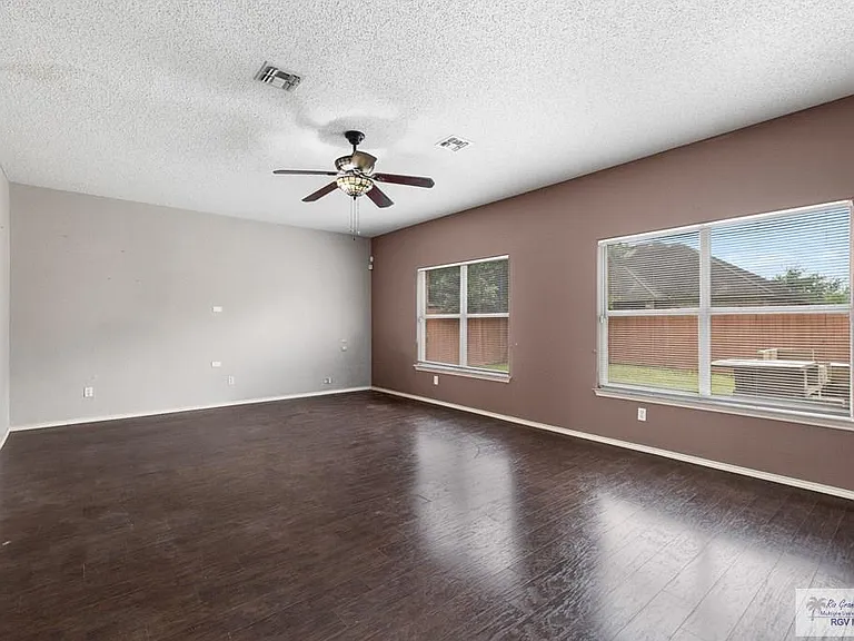 2784 Woodside — Photo 4