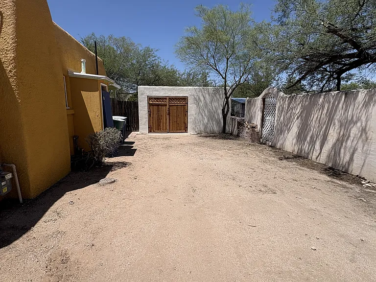 Driveway lots of RV/parking space