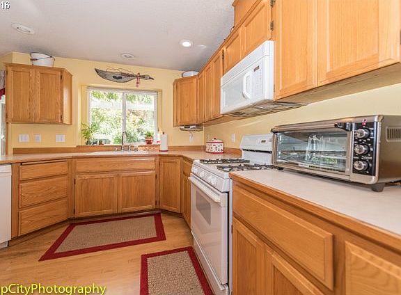 5th image of 10306 NE 82nd Ave