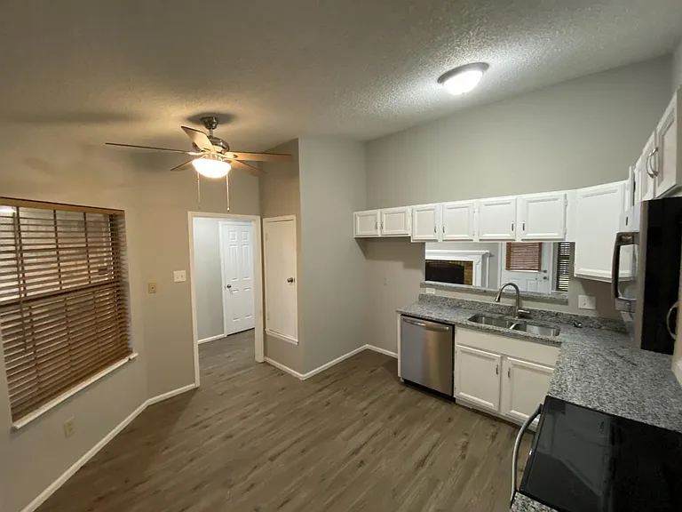 1105 Montclair Dr — Photo 6
