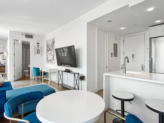 5th image of 5-19 Borden Ave #9THFLR-L
