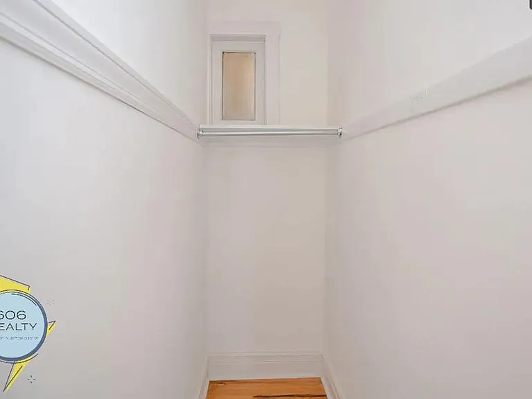 Beautiful Berwyn Apartments on Kenilworth! — Photo 9