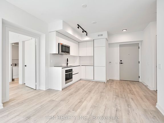 4th image of 327 King St W #4704