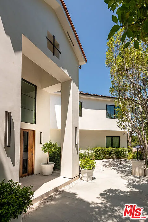 6 bed, 5.5 bath, 11120 sqft, $50,000 — Photo 2