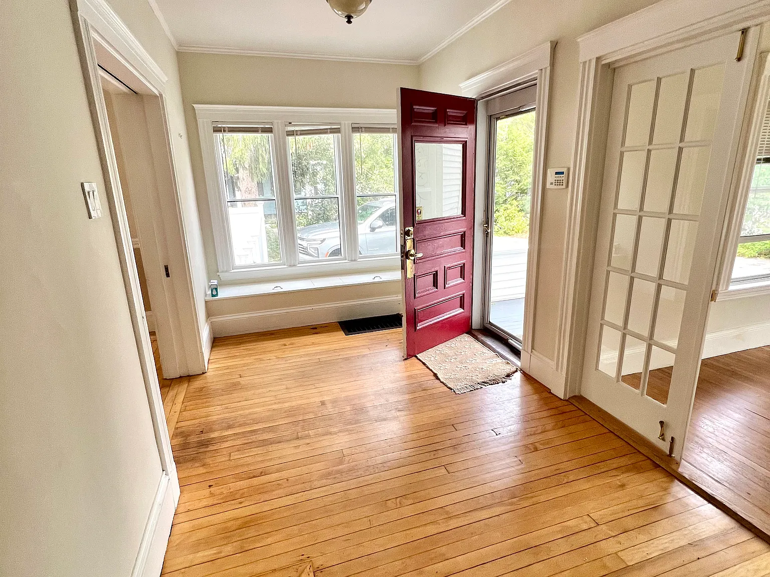 4 bed, 2.5 bath, 2500 sqft, $4,950 — Photo 3