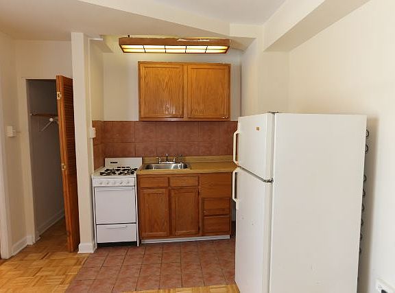4th image of 505 W Belmont Ave #31701L