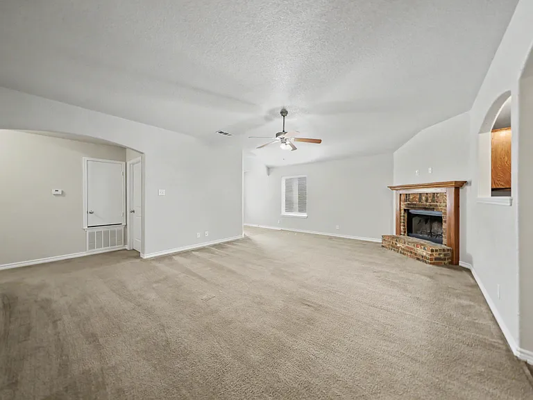 408 Bashaw Loop — Photo 7