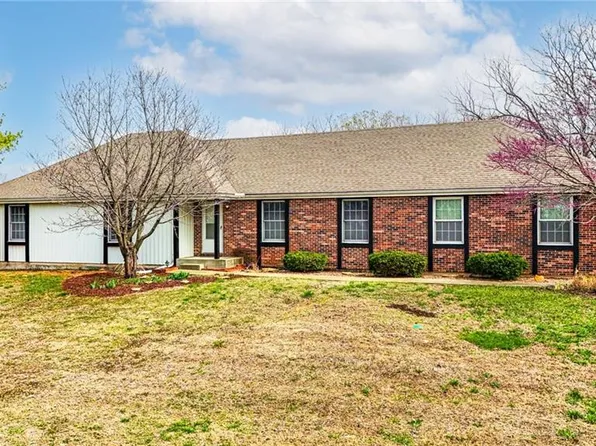 1470 E 660th Rd, Lawrence, KS 66049