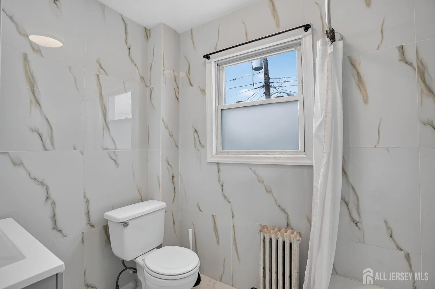 2 bed, 1.0 bath, 1816 sqft, $2,100 — Photo 2