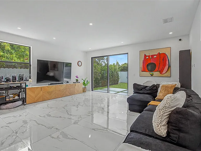 2320 SW 14th St — Photo 11