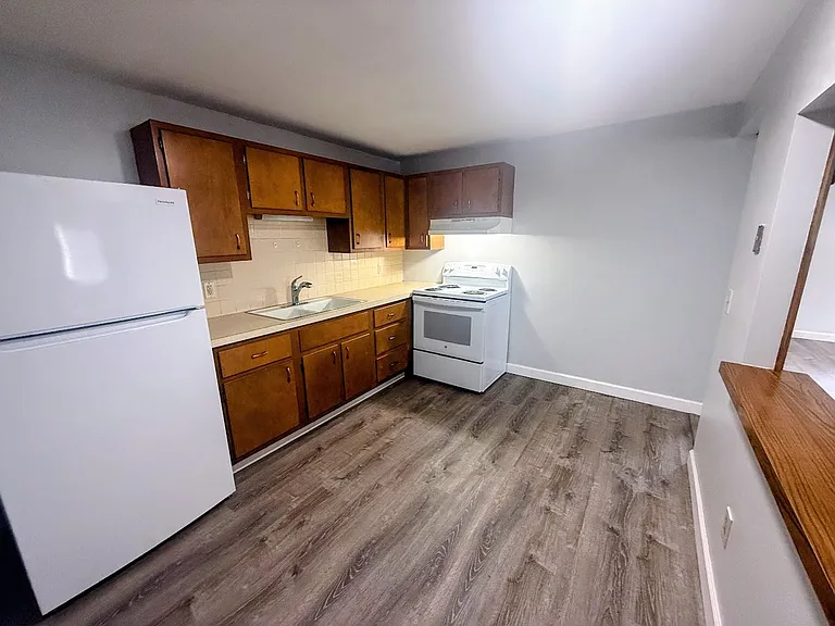 2000 Woodlawn Ave NW — Photo 5