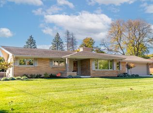 N77W14929 Wood View Dr, Menomonee Falls, WI 53051