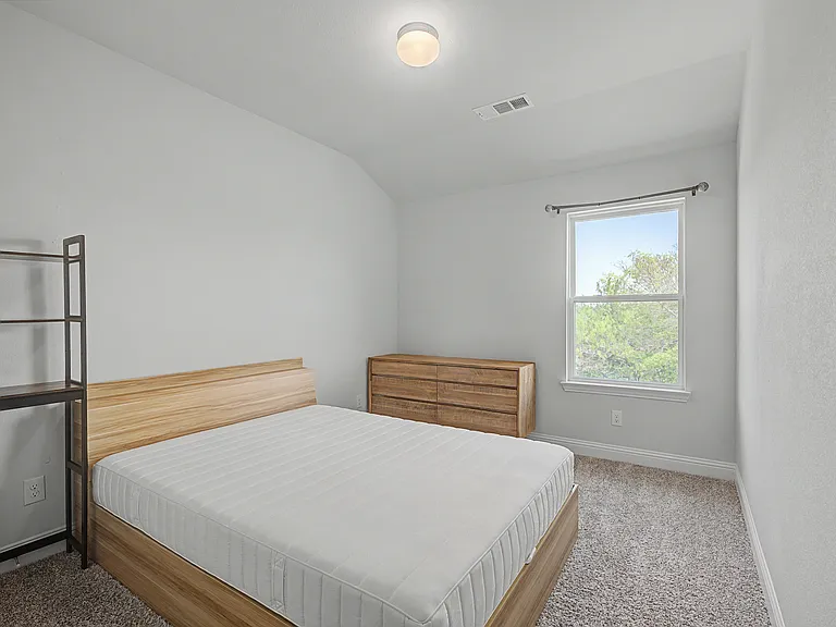 537 Hutchinson Ln — Photo 23