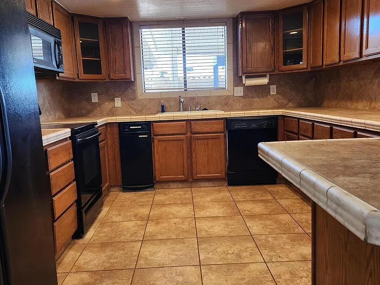 2253 Daytona Ave — Photo 13