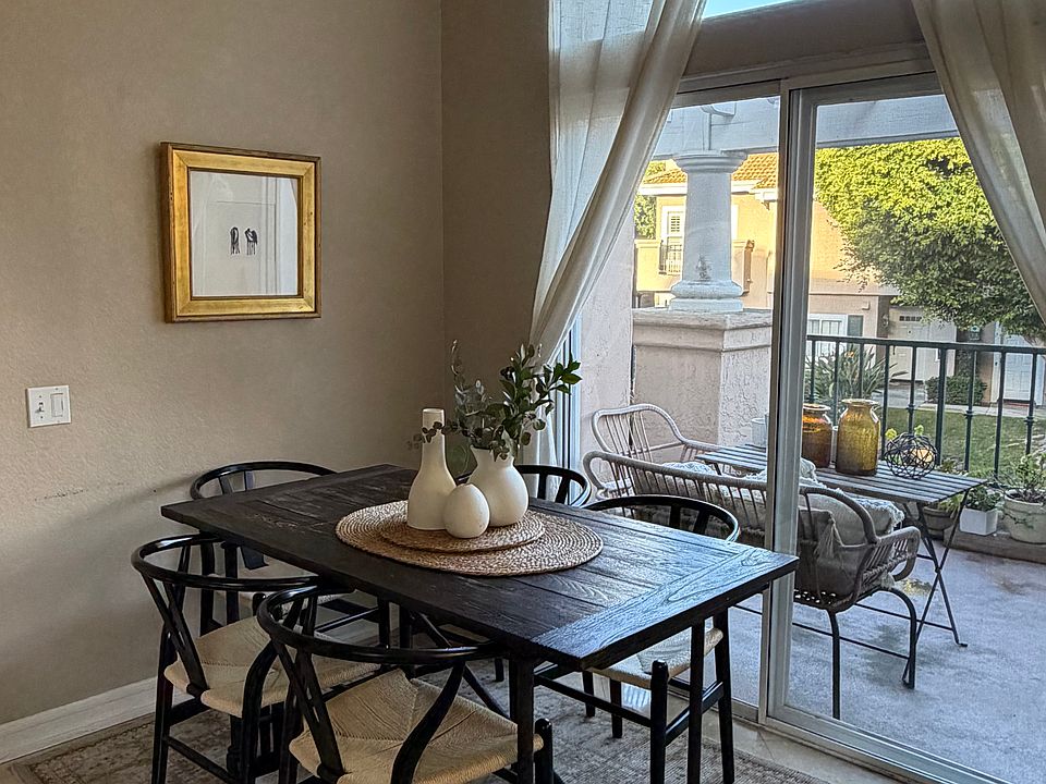 Dining area & balcony