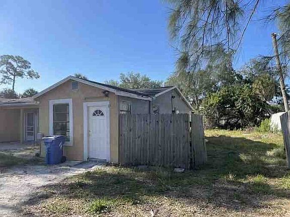 3rd image of 806 W Shell Point Rd