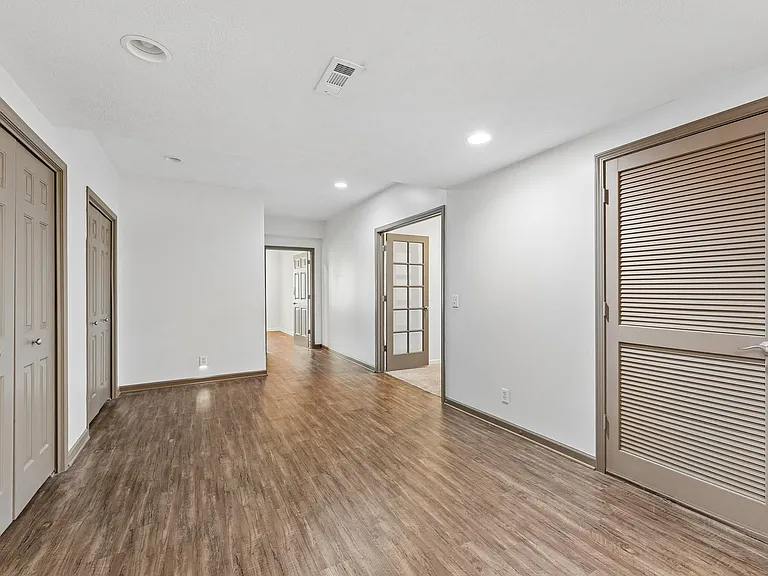 705 S 186th St — Photo 32