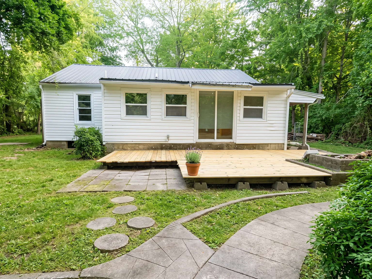 3 bed, 1300 sqft, $1,550 — Photo 2