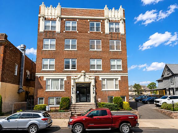 2nd image of 186 William St APT 103