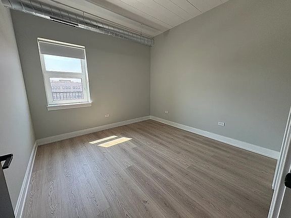 4th image of 943 W Belmont Ave #941-605