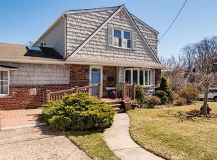 92 Brixton Rd S, West Hempstead, NY 11552