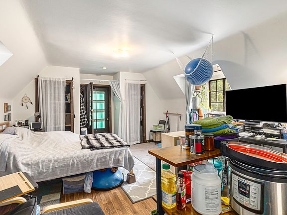 5th image of 608 W Washington St APT 4