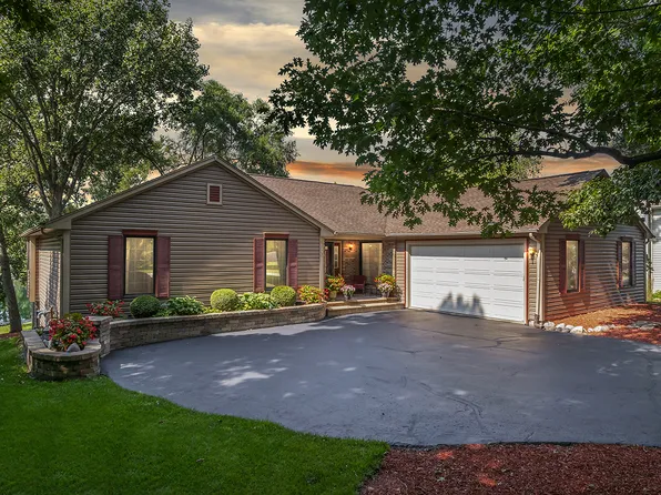 413 Tulip Cir, Island Lake, IL 60042