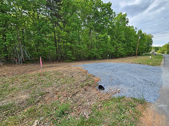 3rd image of 627 Axtell Rd #A