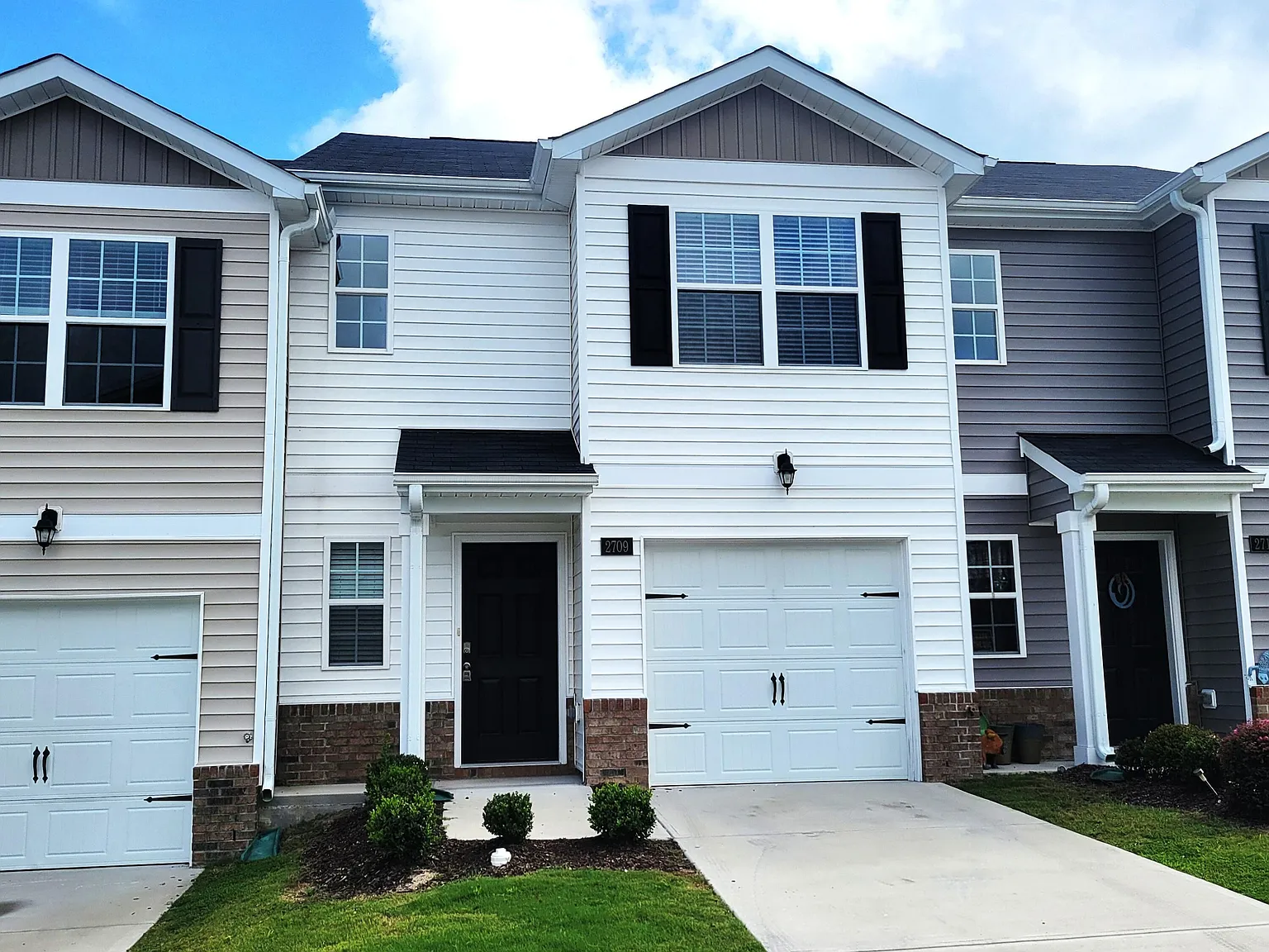 3 bed, 2.5 bath, 1418 sqft, $1,700 — Photo 2
