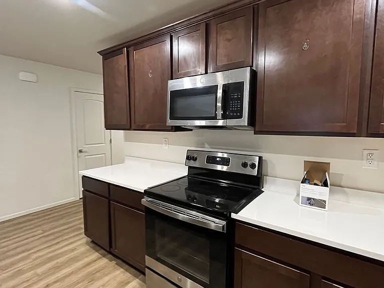 1107 E La Brea Ave — Photo 28