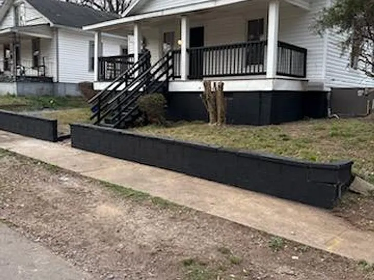 221 E Bell St — Photo 3