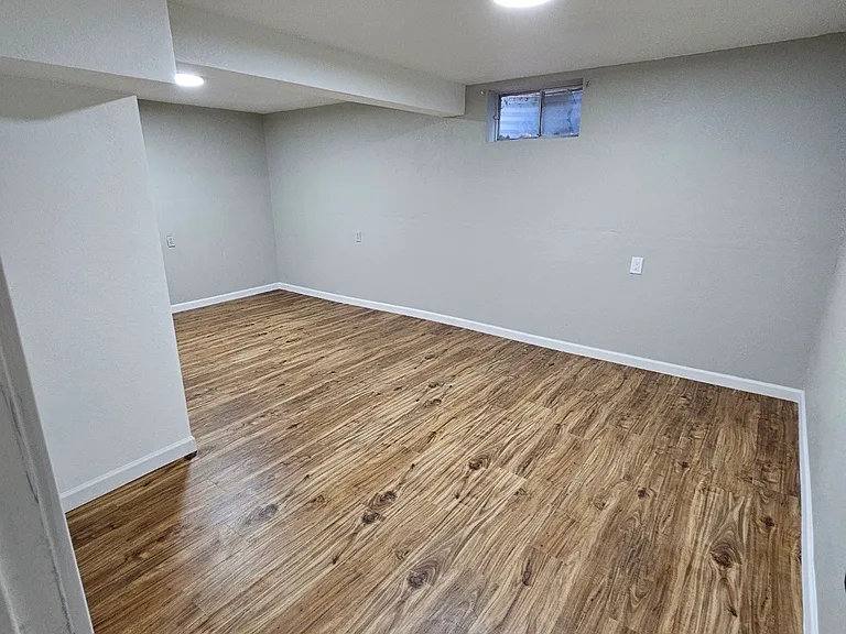 724 Troy Ave — Photo 12