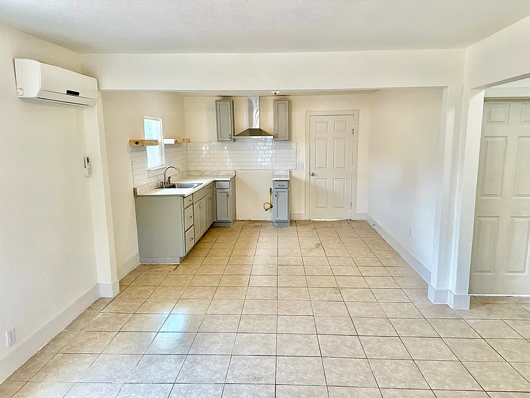 426 N Vineyard Ave — Photo 7