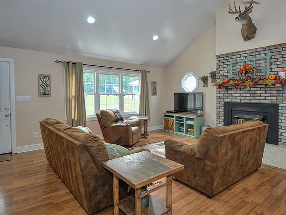 4th image of 136 Forest Hill Ct