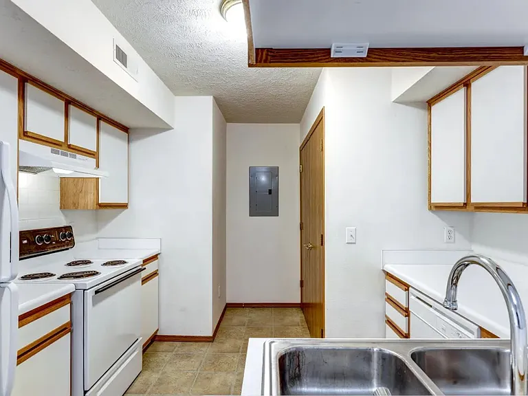 Ozark Mountain Crossing Apartments — Photo 11
