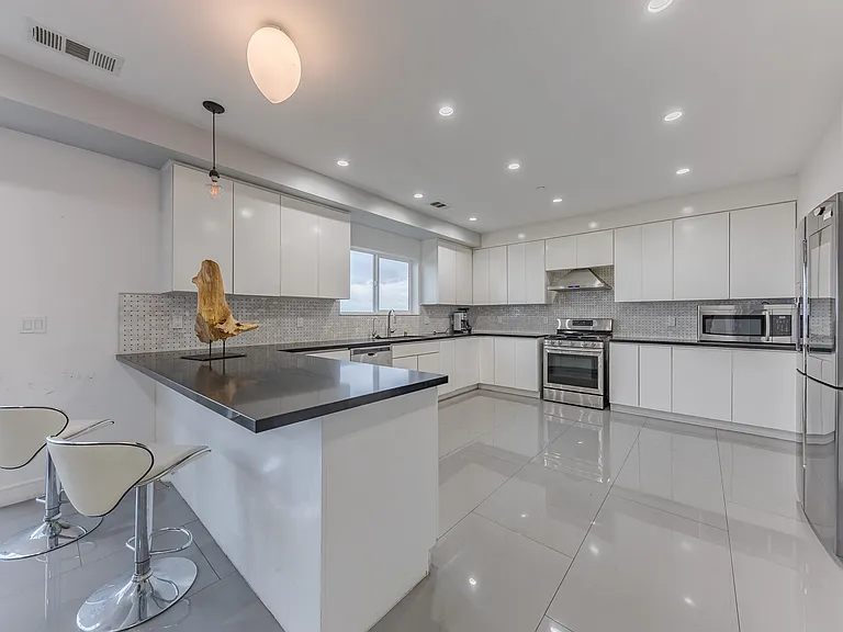 4240 Barrett Rd — Photo 24
