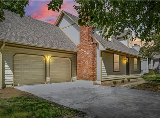 105 SW Williamsburg Dr, Blue Springs, MO 64014