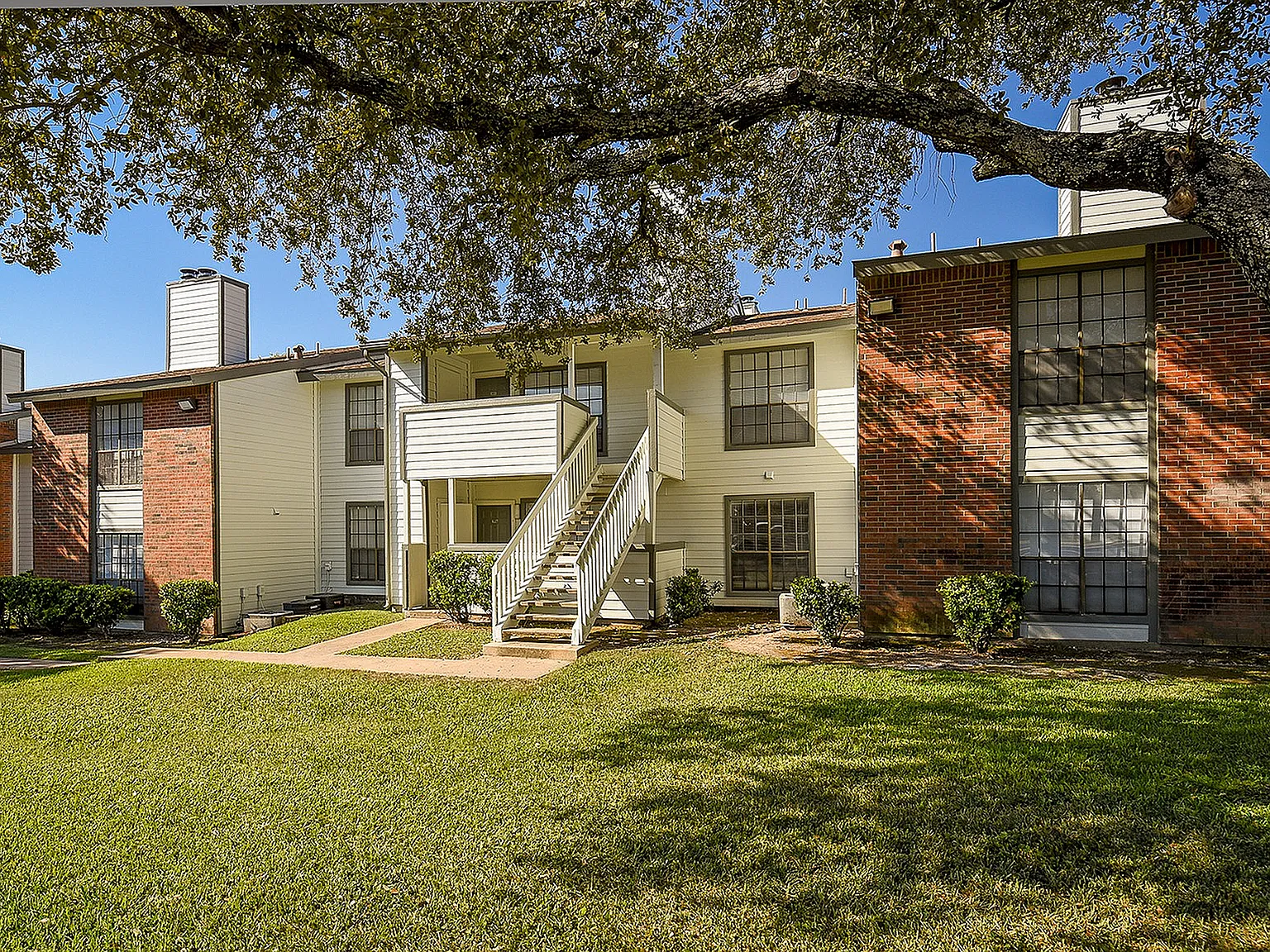 Churchill Crossing Apartments — Photo 3