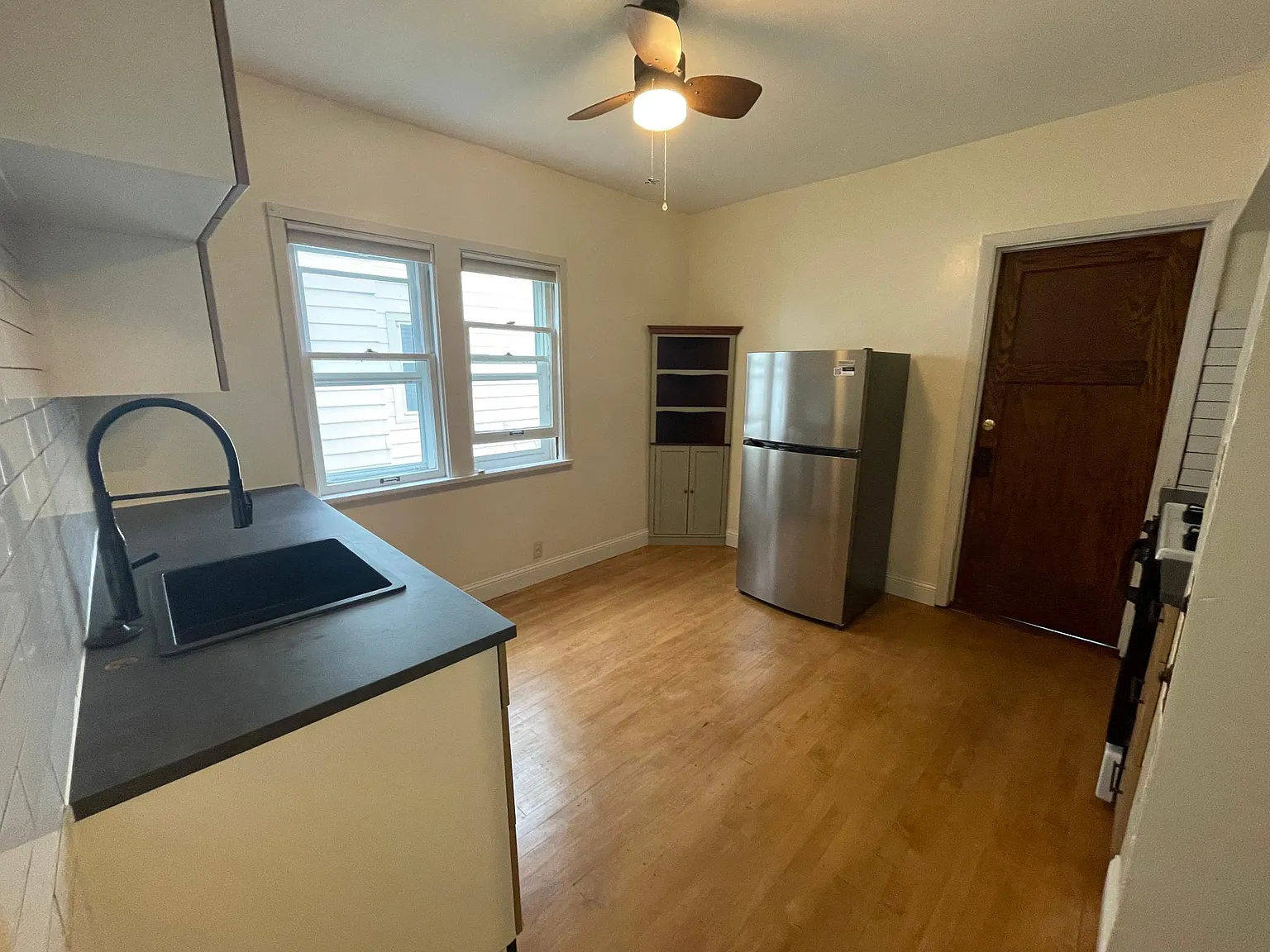 2 bed, 980 sqft, $1,800 — Photo 3
